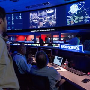 Assistindo ao desenrolar da missão Artemis II nas instalações de operações de vôo espacial do JPL