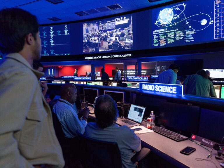 Assistindo ao desenrolar da missão Artemis II nas instalações de operações de vôo espacial do JPL