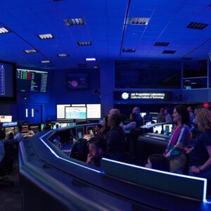 Assistindo ao lançamento do Artemis II nas instalações de operações de vôo espacial do JPL