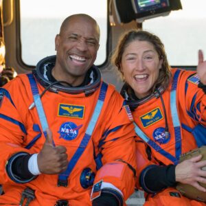 Astronautas da Artemis 2 comemoram o retorno bem-sucedido à Terra, foto do dia de 13 de abril de 2026