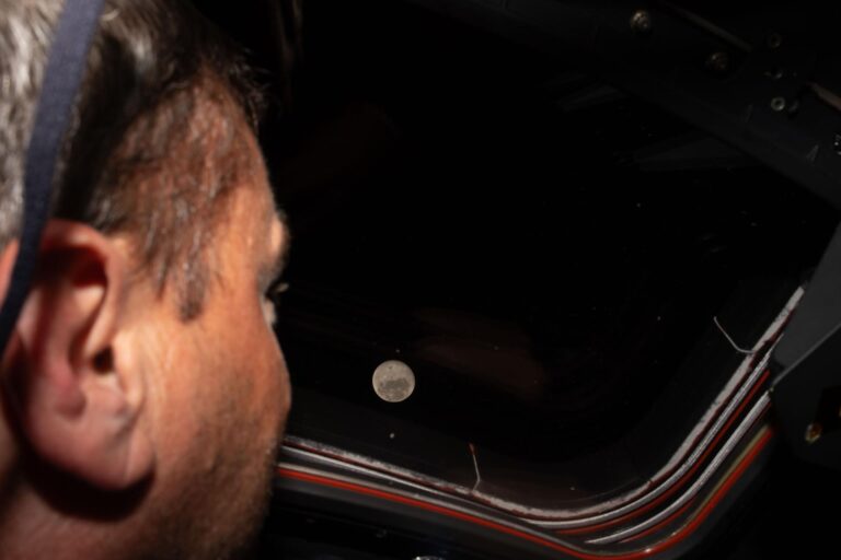 Astronautas da Artemis 2 voam ao redor da Lua em um loop lunar recorde da NASA