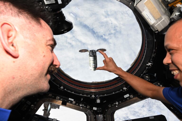 Astronautas da NASA brincam com uma ilusão de ótica na foto do dia da ISS em 15 de abril de 2026