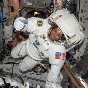 Astronautas enfrentam desafios de força de preensão no espaço e na Terra, descobrem cientistas