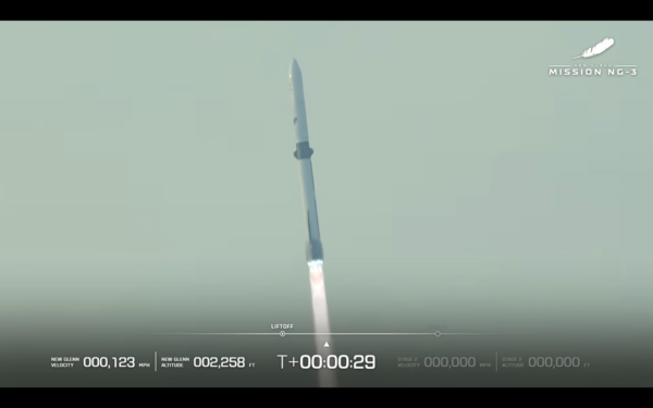 Blue Origin reutiliza o enorme foguete New Glenn pela primeira vez e pousa o reforço no mar (vídeo de lançamento)