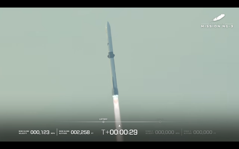 Blue Origin reutiliza o enorme foguete New Glenn pela primeira vez e pousa o reforço no mar (vídeo de lançamento)