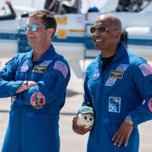 Como o comandante do Artemis 2, Reid Wiseman, salvou o mascote lunar da missão: ‘É difícil não amar esse carinha. Eu não posso deixar Rise fora da minha vista'