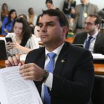 Flávio Bolsonaro aparece com 42% e Lula com 40% no segundo turno, diz Quaest