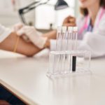 Folga para exame: empresa deve avisar trabalhador, mas fiscalização ainda gera dúvidas