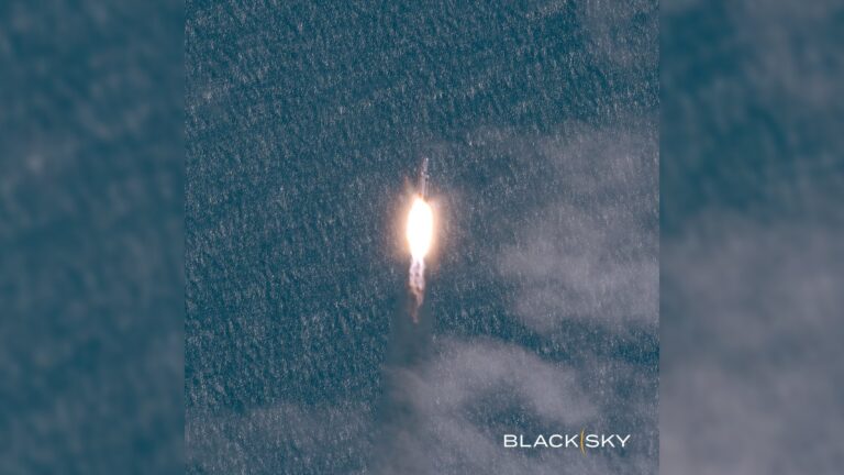 Lançamento do SpaceX Falcon Heavy visto do espaço (fotos de satélite)