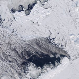 Mar de Barents ligado ao baixo gelo marinho do Ártico