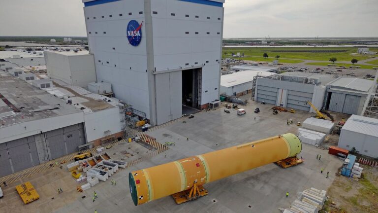 NASA lança o enorme estágio central do foguete Artemis 3 SLS para se preparar para o lançamento em 2027 (foto)