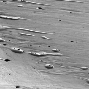 O gelo derrete na primavera em Marte, foto do dia de 24 de abril de 2026