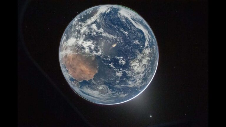 Os astronautas da Artemis 2 veem a Terra na foto do espelho retrovisor do dia 3 de abril de 2026