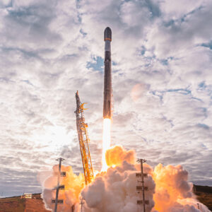 SpaceX lança sua 50ª missão do ano, envia 25 satélites Starlink para órbita (vídeo)