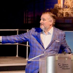 Ted Cruz rejeita cortes no orçamento da NASA: 'Não quero acordar um dia e olhar para a lua e perceber que os chineses nos venceram lá'