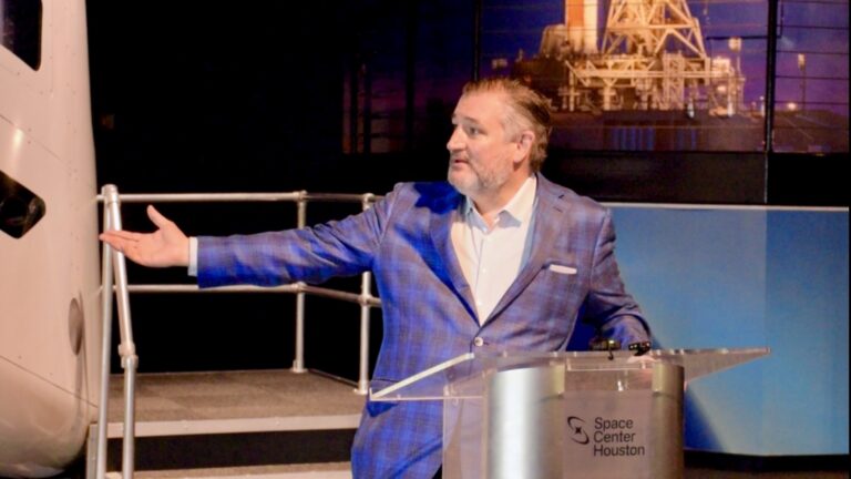 Ted Cruz rejeita cortes no orçamento da NASA: 'Não quero acordar um dia e olhar para a lua e perceber que os chineses nos venceram lá'