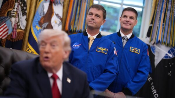 Trump convidou os astronautas da lua Artemis 2 para o Salão Oval. Aqui está o que aconteceu