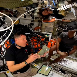 Um astronauta da Artemis 2 tomou um ‘banho’ diante das câmeras a caminho da Lua. A reação do Controle da Missão foi impagável (vídeo)