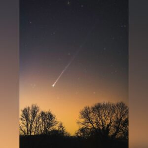 Veja o cometa PanSTARRS brilhando acima de um falso amanhecer em uma nova foto impressionante