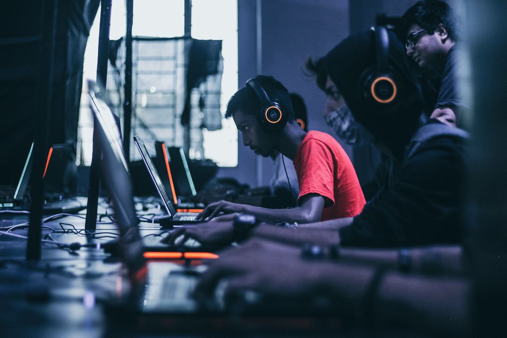 Jogar videogame pode trazer ganhos à atenção e memória funcional, mas isso se perde quando há vício: saiba o que diz a ciência (Imagem: Fredrick Tendong/Unsplash)