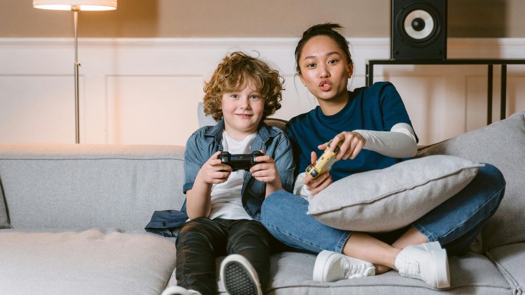 É essencial acompanhar ativamente a rotina dos filhos, jogando junto e notando o que eles gostam de jogar: só assim será possível entendê-los e encaminhá-los para uma boa rotina (Imagem: Pexels/Tima Miroshnichenko)