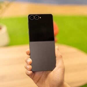 Celular dobrável Galaxy Z Flip 8 terá tela "mais lisa"; entenda
