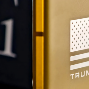 Operadora do Trump muda termos e pode nunca lançar celular do presidente dos EUA