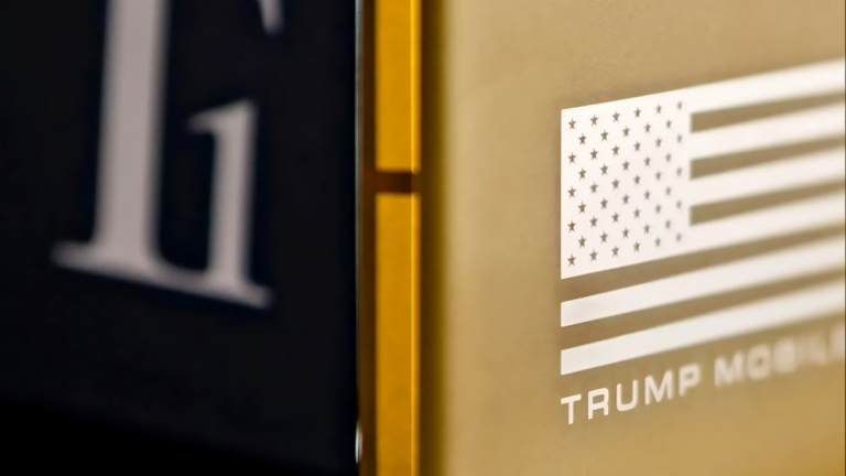 Operadora do Trump muda termos e pode nunca lançar celular do presidente dos EUA