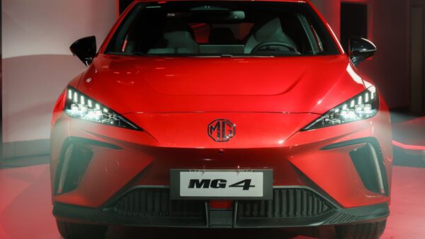 Rival da BYD faz queima e joga preços de hatch elétrico no chão