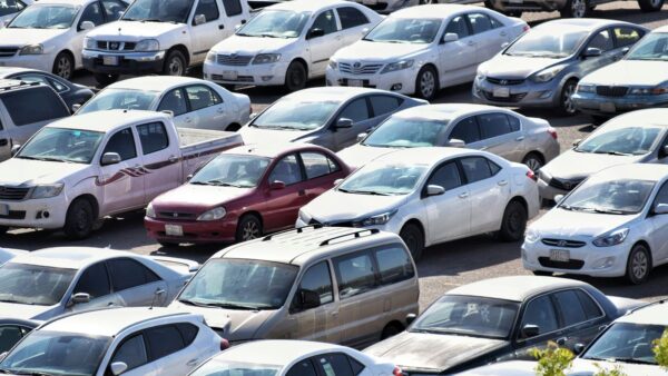 Vale a pena comprar carro com mais de 10 anos? Entenda os riscos