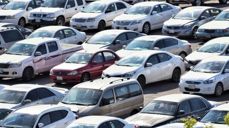 Vale a pena comprar carro com mais de 10 anos? Entenda os riscos