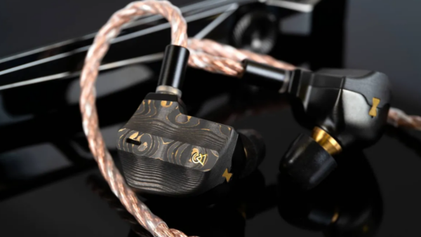 Novo fone feito de fibra de carbono tem 9 alto-falantes e subwoofer em cada lado