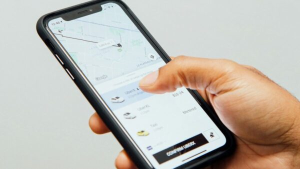 O aplicativo não é o serviço: Uber, IA e a disputa pelos canais de distribuição