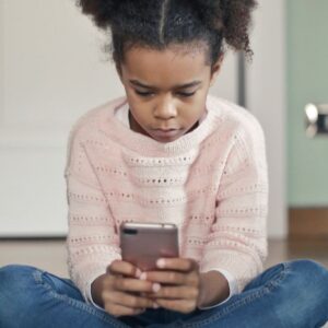 Celular faz mal para criança? Veja o que dizem os especialistas