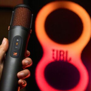 Microfone da JBL transforma caixa Bluetooth em karaokê com músicas do Spotify