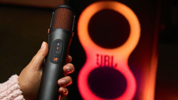 Microfone da JBL transforma caixa Bluetooth em karaokê com músicas do Spotify