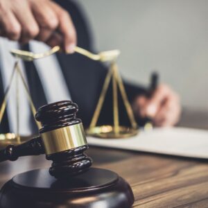 Adeus, advogados: estudo revela crescimento de ações judiciais feitas com IA