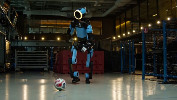 Robô da Hyundai aprende a jogar futebol e já faz "gol de bola parada"; assista