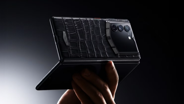 Novo celular dobrável de luxo custa R$ 34.400, mas tem processador ultrapassado