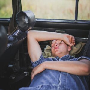 Sextou! Posso dormir no carro estacionado? Veja o que diz a lei
