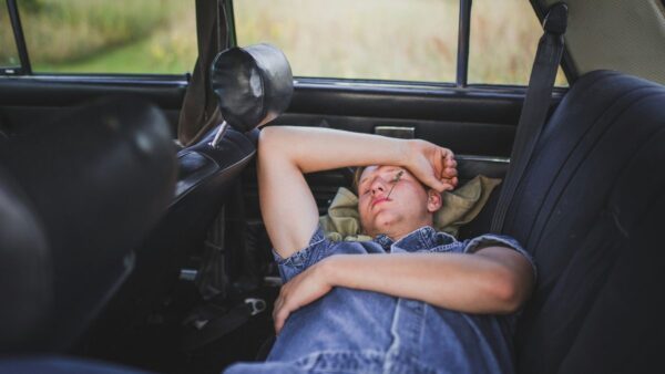 Sextou! Posso dormir no carro estacionado? Veja o que diz a lei