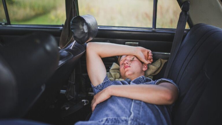Sextou! Posso dormir no carro estacionado? Veja o que diz a lei