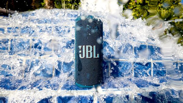 Caixa de som JBL com preço no chão na Amazon; bateria com 14 horas de música