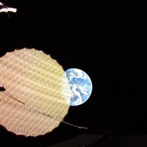 A Terra bombardeia um satélite implantando seu refletor gigante. Foto do dia de 14 de maio de 2026
