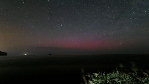 A aurora boreal vermelha incomum sobre o Japão sugere que algumas tempestades solares são mais fortes do que pensávamos