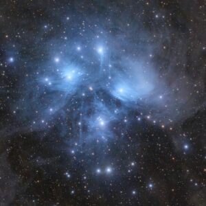 Astrofotógrafo captura as 'Sete Irmãs' das Plêiades brilhando através do véu azul fantasmagórico