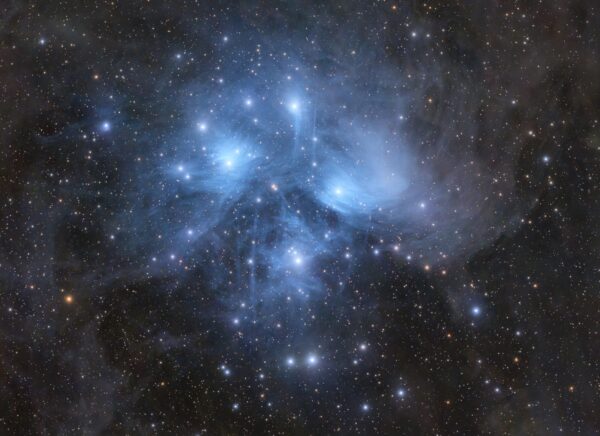 Astrofotógrafo captura as 'Sete Irmãs' das Plêiades brilhando através do véu azul fantasmagórico