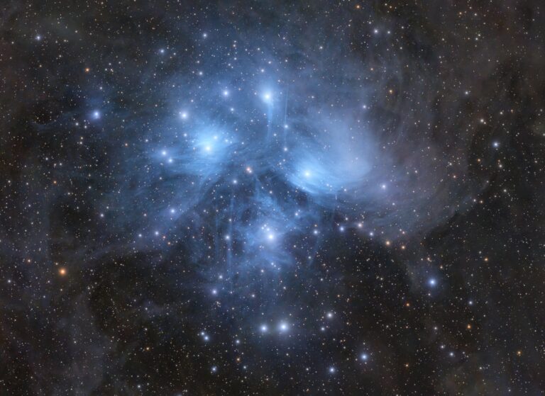 Astrofotógrafo captura as 'Sete Irmãs' das Plêiades brilhando através do véu azul fantasmagórico