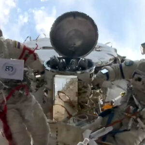 Cosmonautas russos instalam telescópio de observação do sol na ISS durante caminhada espacial de 6 horas