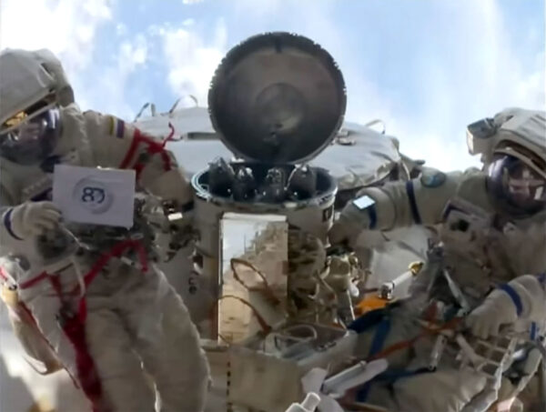 Cosmonautas russos instalam telescópio de observação do sol na ISS durante caminhada espacial de 6 horas